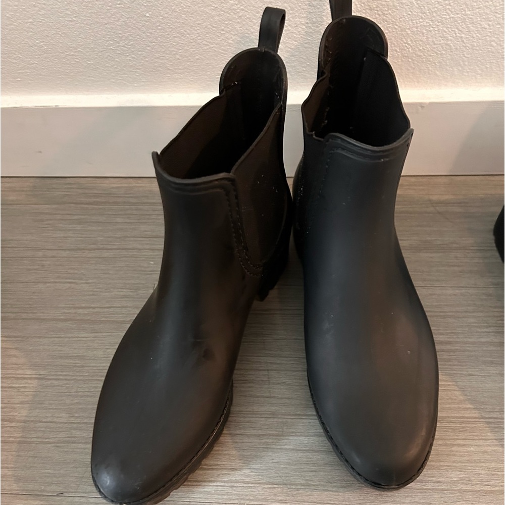 BLACK CHELSEA BOOTS